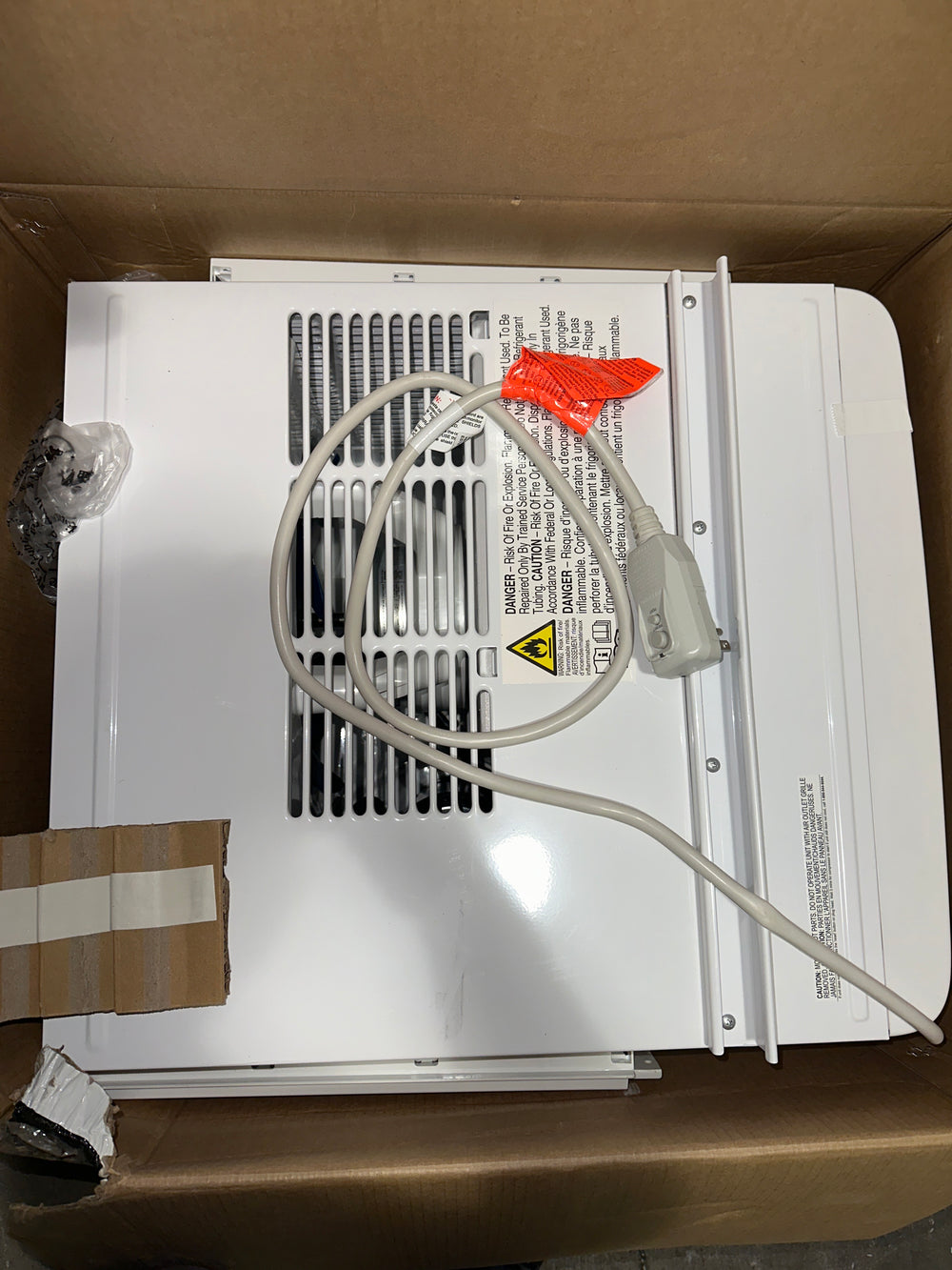 Frigidaire 10,000 BTU Smart Inverter Window Air Conditioner- Looks New  (L29)